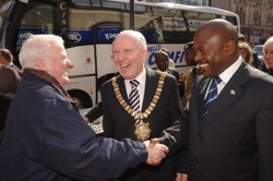 The President of Barundi and Lord Mayor Rodgers enjoy a chat with a local man in Belfast City Centre.